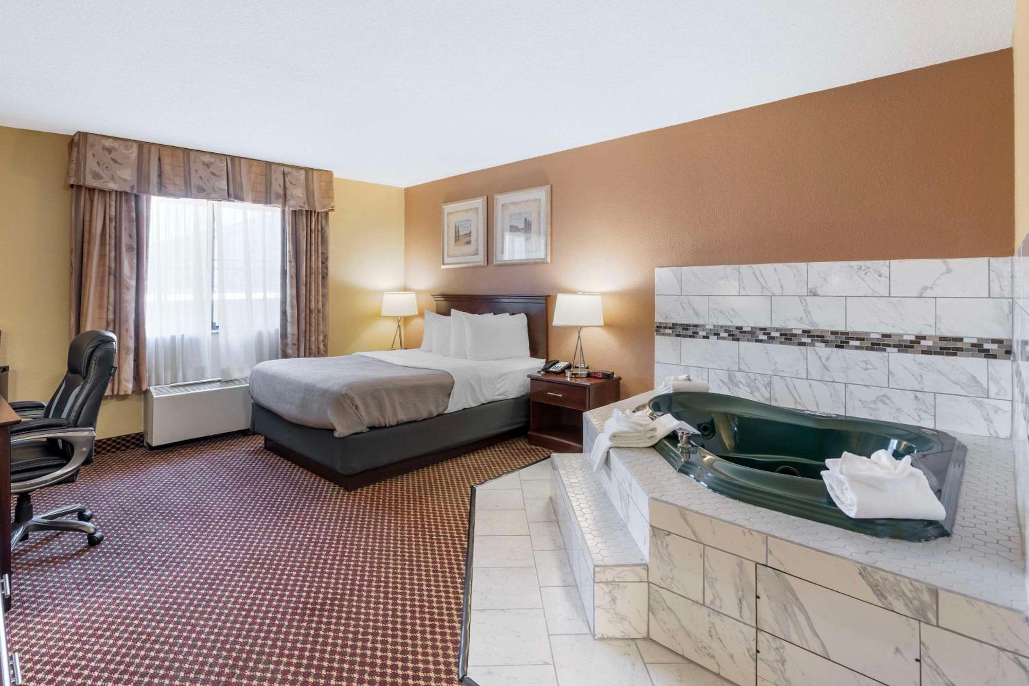 Quality Inn & Suites Bloomington University Area מראה חיצוני תמונה