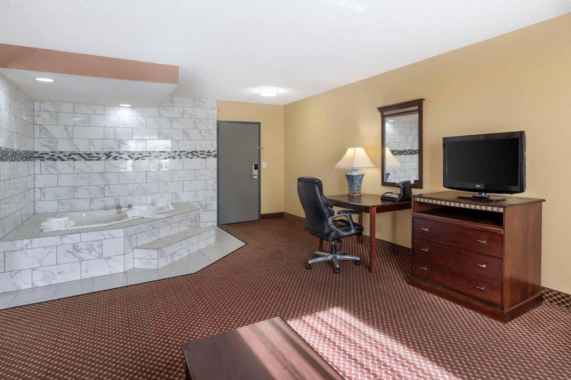 Quality Inn & Suites Bloomington University Area מראה חיצוני תמונה