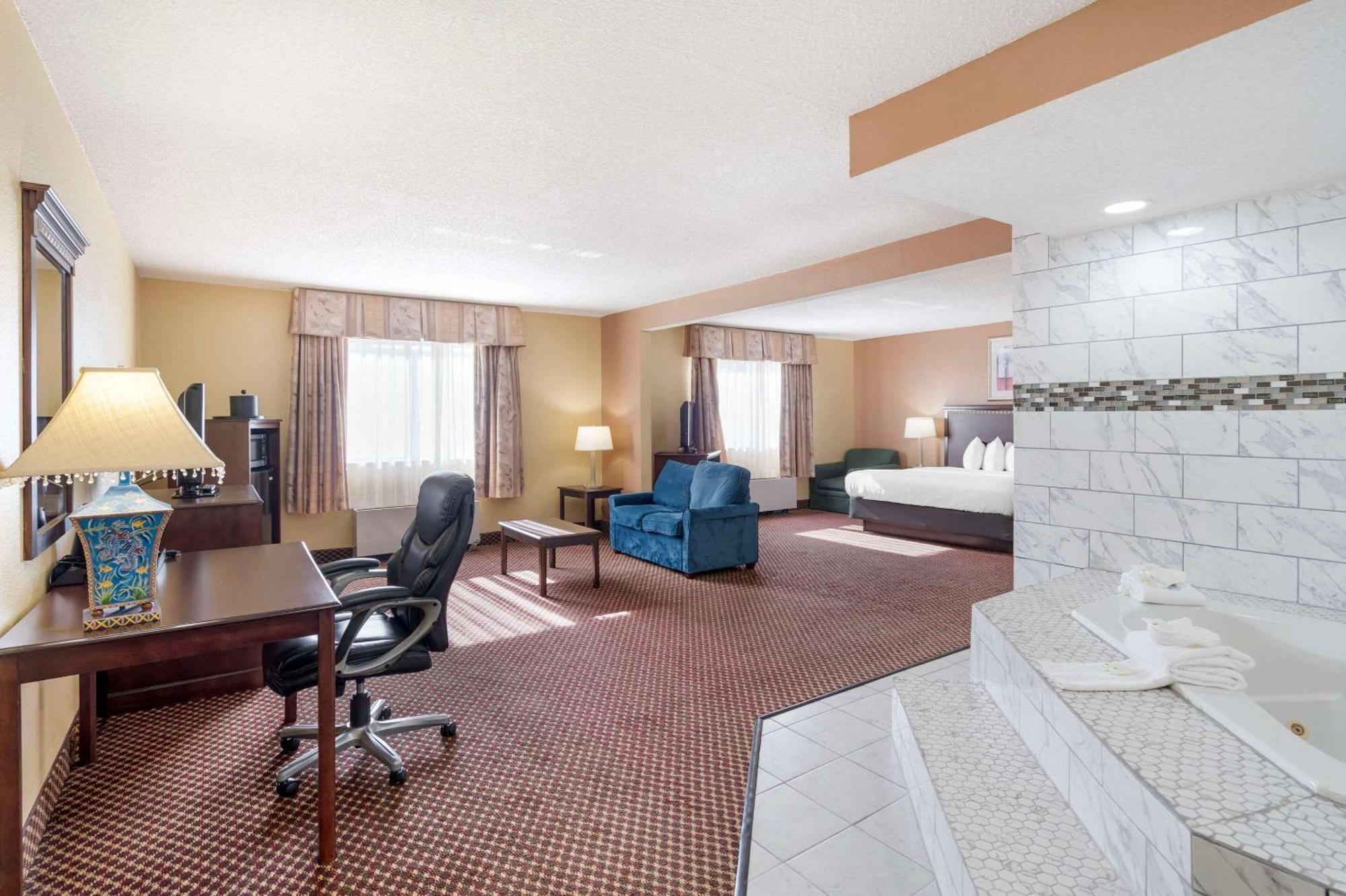Quality Inn & Suites Bloomington University Area מראה חיצוני תמונה