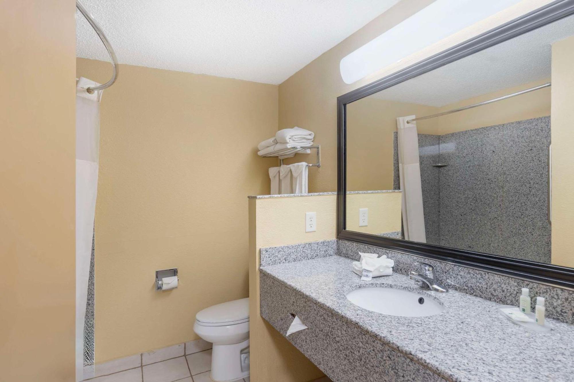 Quality Inn & Suites Bloomington University Area מראה חיצוני תמונה