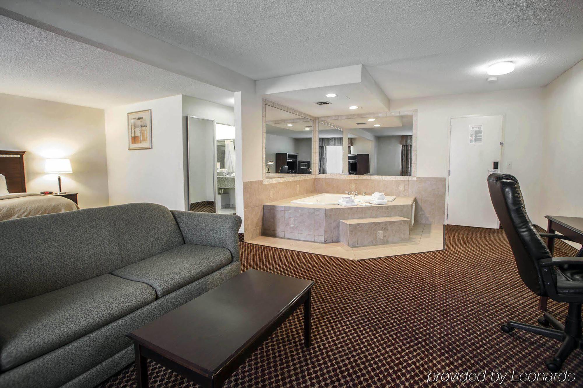 Quality Inn & Suites Bloomington University Area מראה חיצוני תמונה
